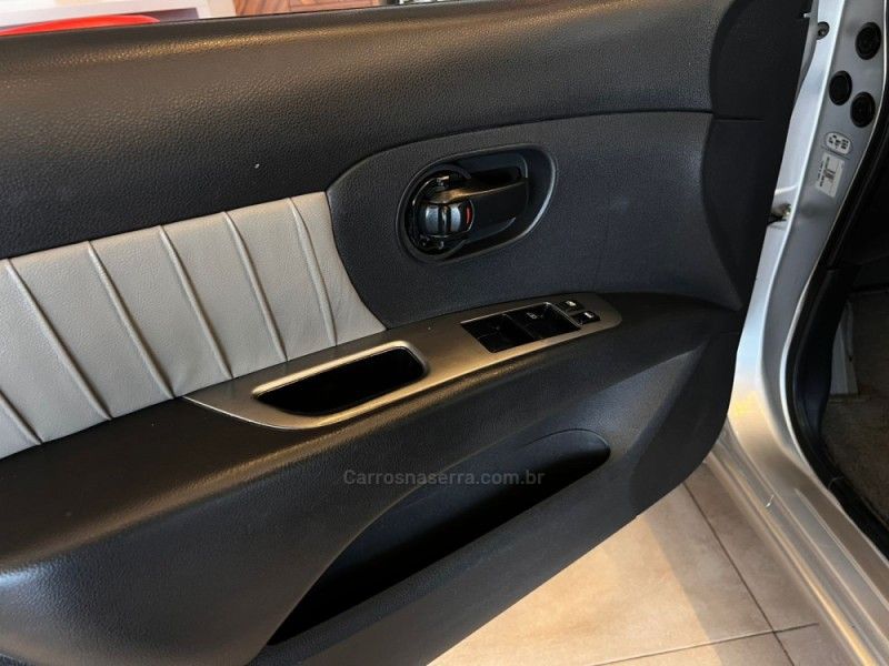 NISSAN GRAND LIVINA 1.8 SL 16V 2010/2010 AUTOGRIF MOTORS CAMPO BOM / Carros no Vale