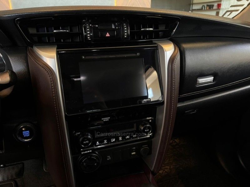 TOYOTA HILUX SW4 2.8 SRX 4X4 7 LUGARES 16V TURBO INTERCOOLER 2019/2019 AUTOGRIF MOTORS CAMPO BOM / Carros no Vale