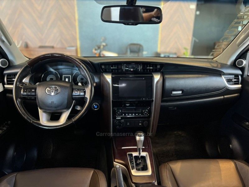 TOYOTA HILUX SW4 2.8 SRX 4X4 7 LUGARES 16V TURBO INTERCOOLER 2019/2019 AUTOGRIF MOTORS CAMPO BOM / Carros no Vale