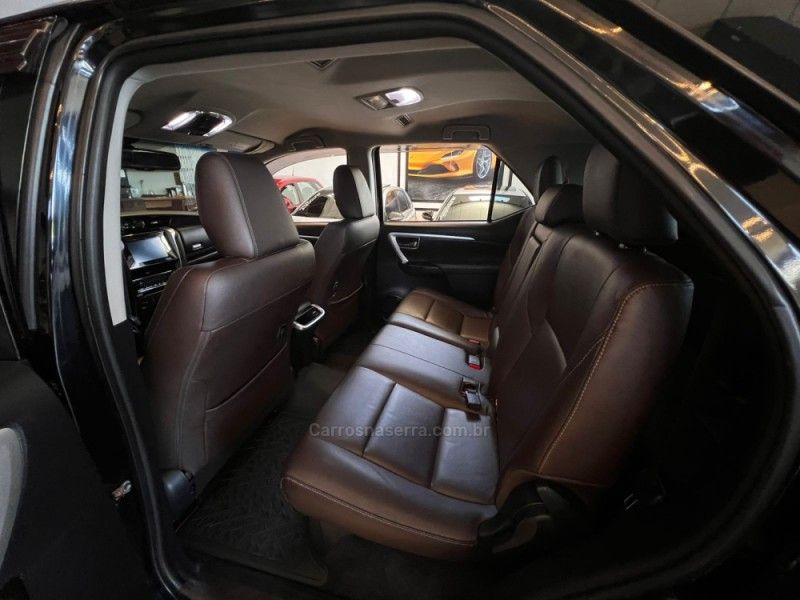 TOYOTA HILUX SW4 2.8 SRX 4X4 7 LUGARES 16V TURBO INTERCOOLER 2019/2019 AUTOGRIF MOTORS CAMPO BOM / Carros no Vale