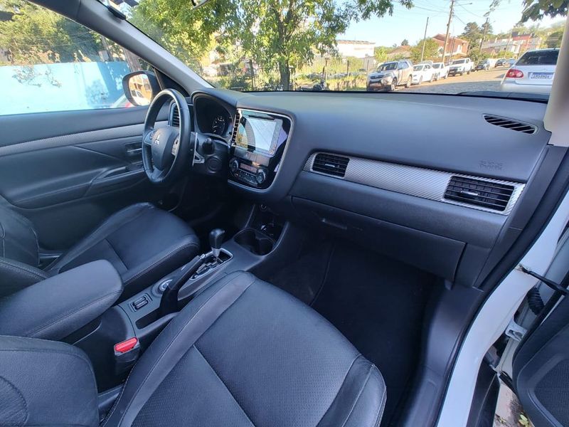 Mitsubishi OUTLANDER 3.0/ GT V6 2014/2015 RENNER AUTOMÓVEIS LAJEADO / Carros no Vale