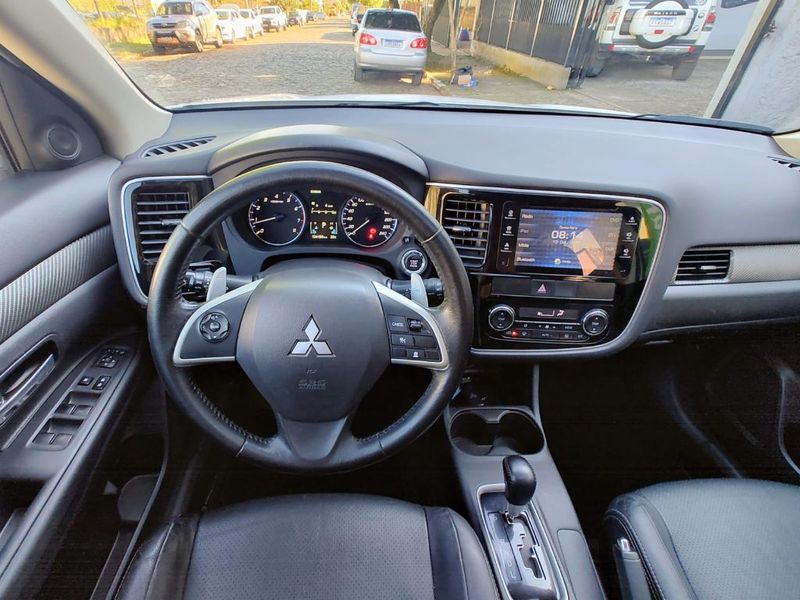 Mitsubishi OUTLANDER 3.0/ GT V6 2014/2015 RENNER AUTOMÓVEIS LAJEADO / Carros no Vale