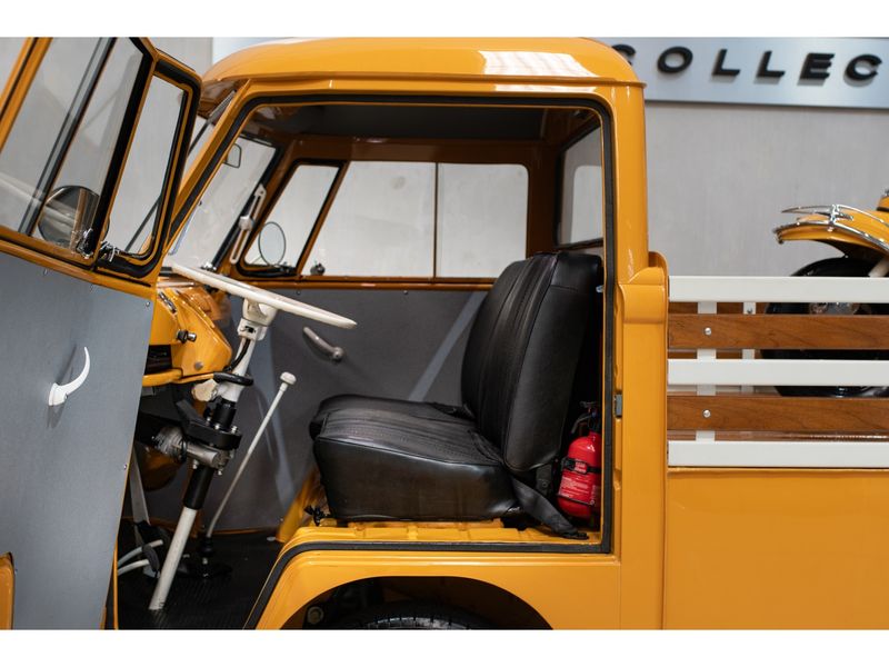 VOLKSWAGEN KOMBI 1.5 LUXO 8V 3P 1973/1973 PASTORE CAR COLLECTION BENTO GONÇALVES / Carros no Vale VOLKSWAGEN KOMBI 1.5 LUXO 8V 3P 1973/1973 PASTORE CAR COLLECTION BENTO GONÇALVES / Carros no Vale