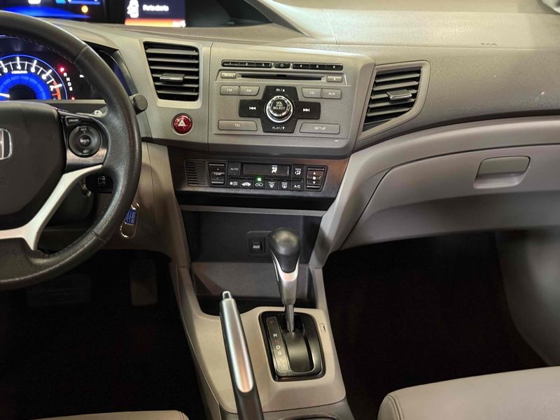 HONDA CIVIC 2.0 LXR 16V 2013/2014 LEHMEN VEÍCULOS VENÂNCIO AIRES / Carros no Vale