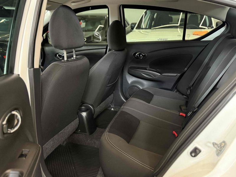 NISSAN VERSA 1.6 16V FLEXSTART SV XTRONIC 2017/2018 LEHMEN VEÍCULOS VENÂNCIO AIRES / Carros no Vale