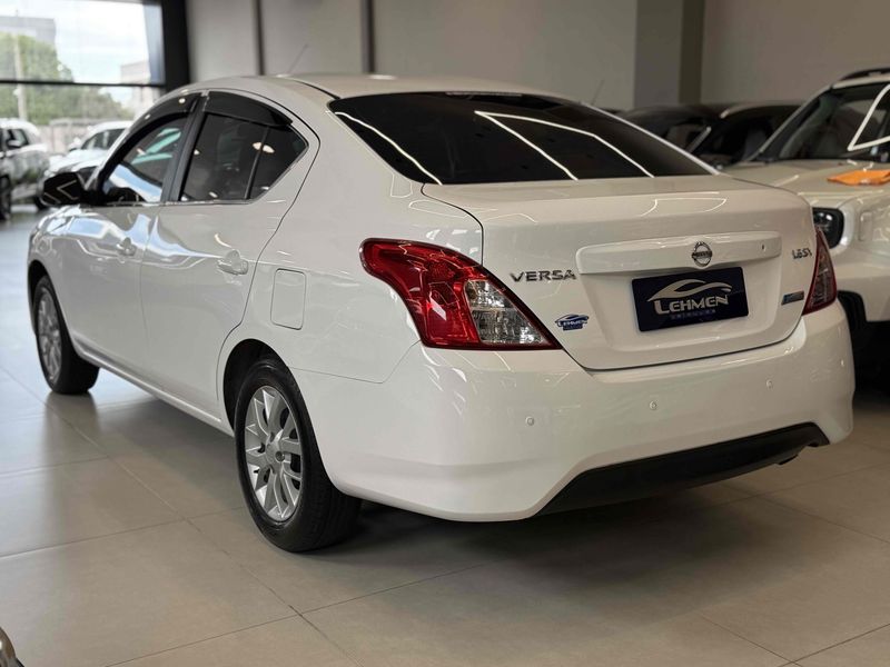 NISSAN VERSA 1.6 16V FLEXSTART SV XTRONIC 2017/2018 LEHMEN VEÍCULOS VENÂNCIO AIRES / Carros no Vale