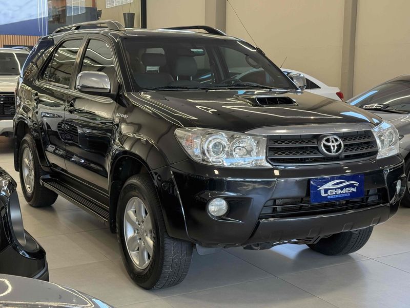 TOYOTA HILUX SW4 3.0 SRV 4X4 7 LUGARES 16V TURBO INTERCOOLER 2010/2010 LEHMEN VEÍCULOS VENÂNCIO AIRES / Carros no Vale