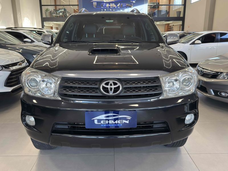 TOYOTA HILUX SW4 3.0 SRV 4X4 7 LUGARES 16V TURBO INTERCOOLER 2010/2010 LEHMEN VEÍCULOS VENÂNCIO AIRES / Carros no Vale