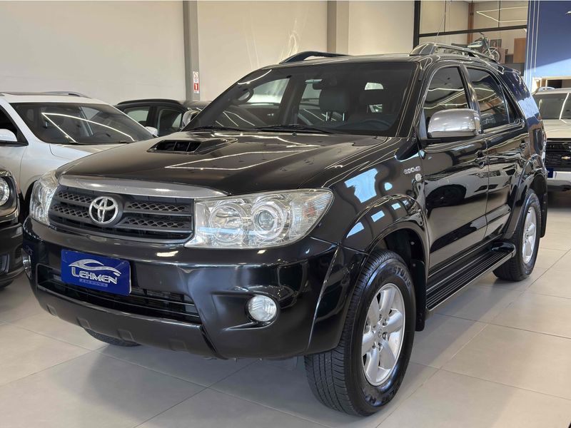 TOYOTA HILUX SW4 3.0 SRV 4X4 7 LUGARES 16V TURBO INTERCOOLER 2010/2010 LEHMEN VEÍCULOS VENÂNCIO AIRES / Carros no Vale