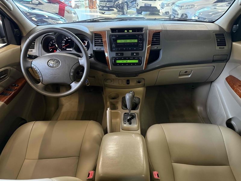 TOYOTA HILUX SW4 3.0 SRV 4X4 7 LUGARES 16V TURBO INTERCOOLER 2010/2010 LEHMEN VEÍCULOS VENÂNCIO AIRES / Carros no Vale