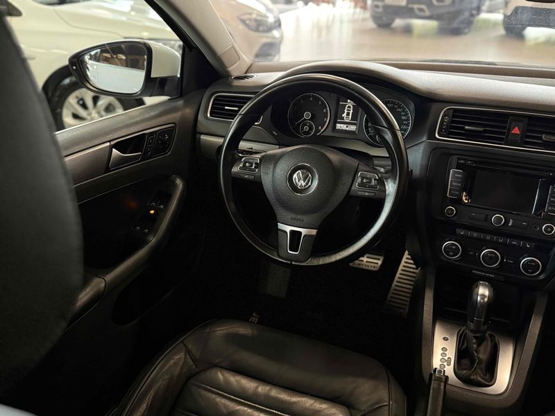 VOLKSWAGEN JETTA 2.0 TSI HIGHLINE 211CV TIPTRONIC 2013/2013 LEHMEN VEÍCULOS VENÂNCIO AIRES / Carros no Vale