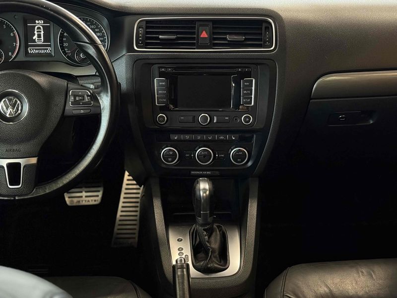 VOLKSWAGEN JETTA 2.0 TSI HIGHLINE 211CV TIPTRONIC 2013/2013 LEHMEN VEÍCULOS VENÂNCIO AIRES / Carros no Vale