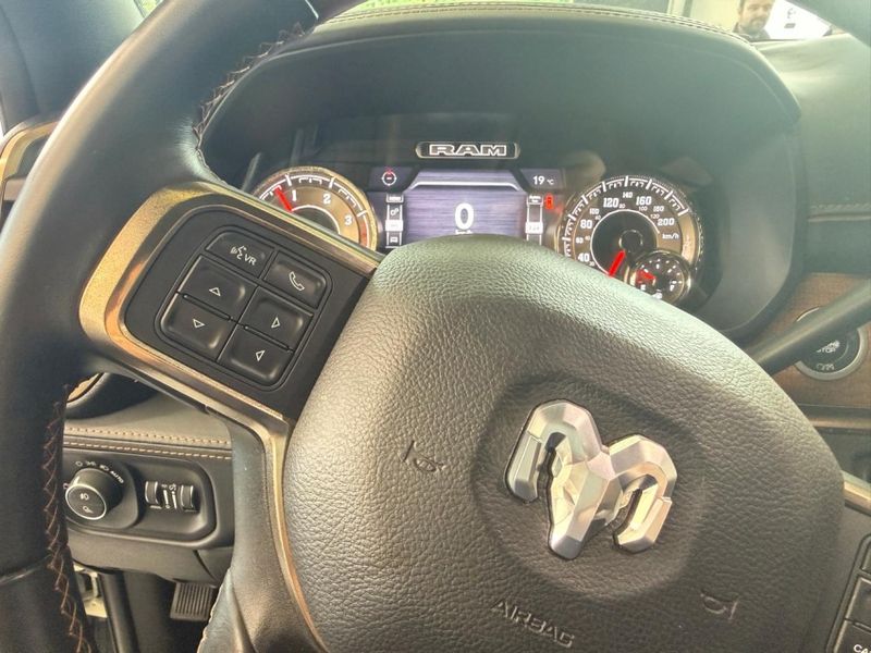 Ram 3500 6.7 I6 TURBO DIESEL LIMITED LONGHORN CD 4X4 AUTOMÁTICO 2022/2022 BETIOLO NOVOS E SEMINOVOS LAJEADO / Carros no Vale Ram 3500 6.7 I6 TURBO DIESEL LIMITED LONGHORN CD 4X4 AUTOMÁTICO 2022/2022 BETIOLO NOVOS E SEMINOVOS LAJEADO / Carros no Vale