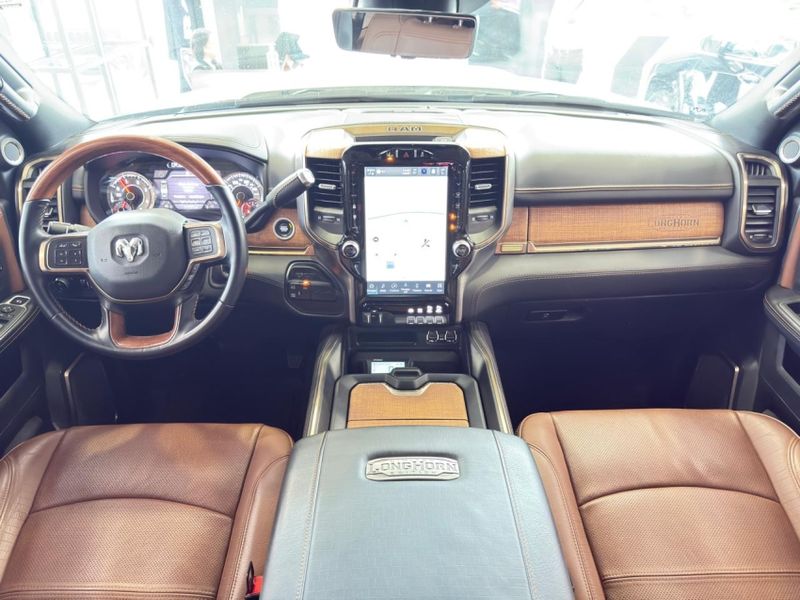 Ram 3500 6.7 I6 TURBO DIESEL LIMITED LONGHORN CD 4X4 AUTOMÁTICO 2022/2022 BETIOLO NOVOS E SEMINOVOS LAJEADO / Carros no Vale Ram 3500 6.7 I6 TURBO DIESEL LIMITED LONGHORN CD 4X4 AUTOMÁTICO 2022/2022 BETIOLO NOVOS E SEMINOVOS LAJEADO / Carros no Vale