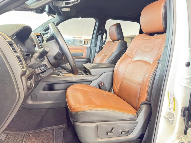 Ram 3500 6.7 I6 TURBO DIESEL LIMITED LONGHORN CD 4X4 AUTOMÁTICO 2022/2022 BETIOLO NOVOS E SEMINOVOS LAJEADO / Carros no Vale Ram 3500 6.7 I6 TURBO DIESEL LIMITED LONGHORN CD 4X4 AUTOMÁTICO 2022/2022 BETIOLO NOVOS E SEMINOVOS LAJEADO / Carros no Vale