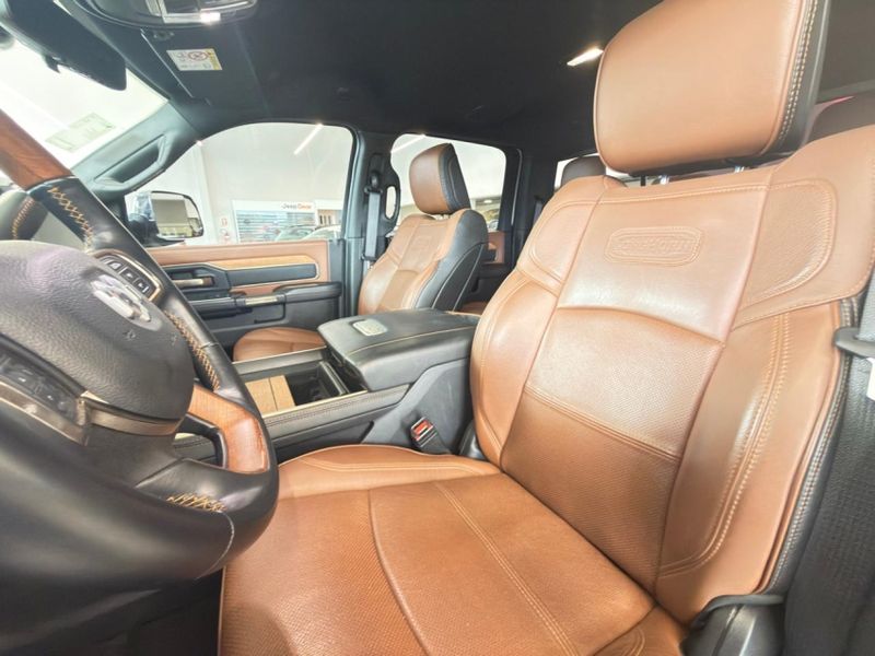 Ram 3500 6.7 I6 TURBO DIESEL LIMITED LONGHORN CD 4X4 AUTOMÁTICO 2022/2022 BETIOLO NOVOS E SEMINOVOS LAJEADO / Carros no Vale Ram 3500 6.7 I6 TURBO DIESEL LIMITED LONGHORN CD 4X4 AUTOMÁTICO 2022/2022 BETIOLO NOVOS E SEMINOVOS LAJEADO / Carros no Vale