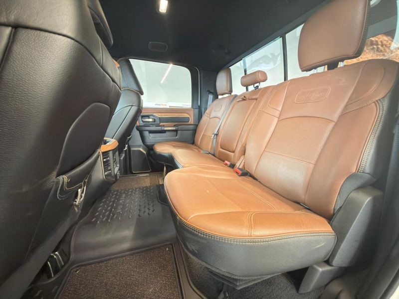 Ram 3500 6.7 I6 TURBO DIESEL LIMITED LONGHORN CD 4X4 AUTOMÁTICO 2022/2022 BETIOLO NOVOS E SEMINOVOS LAJEADO / Carros no Vale Ram 3500 6.7 I6 TURBO DIESEL LIMITED LONGHORN CD 4X4 AUTOMÁTICO 2022/2022 BETIOLO NOVOS E SEMINOVOS LAJEADO / Carros no Vale