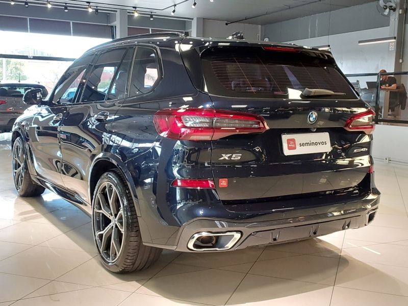 BMW X5 3.0 I6 TURBO HÍBRIDO XDRIVE45E M SPORT AUTOMÁTICO 2022/2023 BETIOLO NOVOS E SEMINOVOS LAJEADO / Carros no Vale