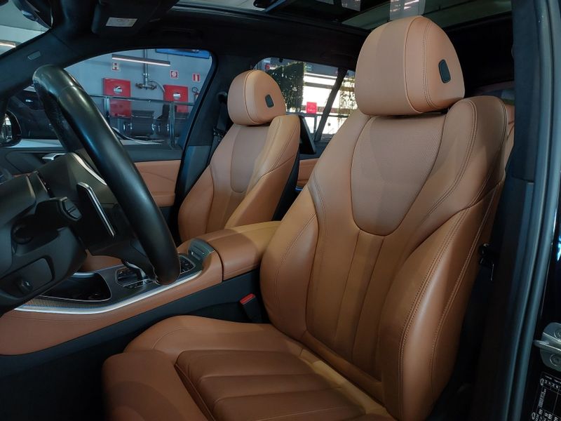 BMW X5 3.0 I6 TURBO HÍBRIDO XDRIVE45E M SPORT AUTOMÁTICO 2022/2023 BETIOLO NOVOS E SEMINOVOS LAJEADO / Carros no Vale
