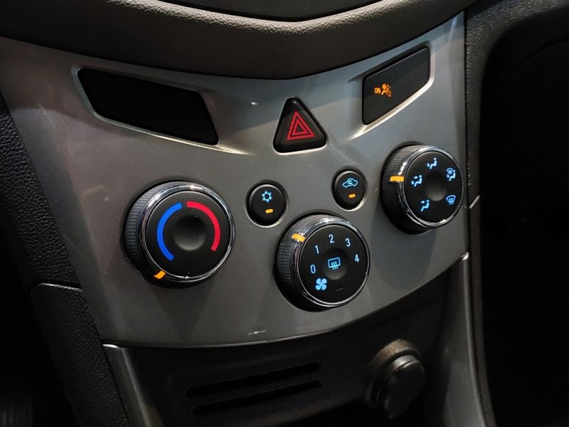 Chevrolet TRACKER 1.8 MPFI LTZ 4X2 16V FLEX 4P AUTOMÁTICO 2015/2015 BETIOLO NOVOS E SEMINOVOS LAJEADO / Carros no Vale Chevrolet TRACKER 1.8 MPFI LTZ 4X2 16V FLEX 4P AUTOMÁTICO 2015/2015 BETIOLO NOVOS E SEMINOVOS LAJEADO / Carros no Vale