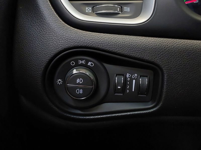 JEEP RENEGADE 1.8 16V FLEX LONGITUDE 4P AUTOMÁTICO 2021/2021 BETIOLO NOVOS E SEMINOVOS LAJEADO / Carros no Vale
