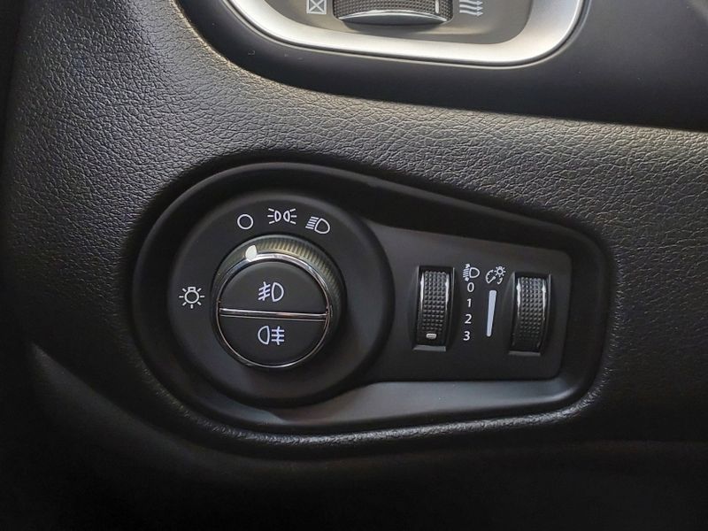 JEEP RENEGADE 1.8 16V FLEX LONGITUDE 4P AUTOMÁTICO 2021/2021 BETIOLO NOVOS E SEMINOVOS LAJEADO / Carros no Vale