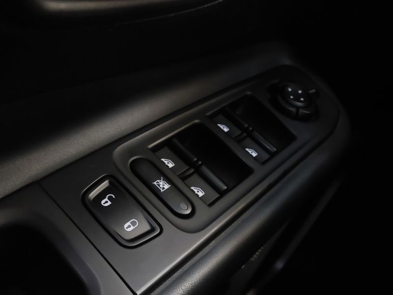 JEEP RENEGADE 1.8 16V FLEX LONGITUDE 4P AUTOMÁTICO 2021/2021 BETIOLO NOVOS E SEMINOVOS LAJEADO / Carros no Vale