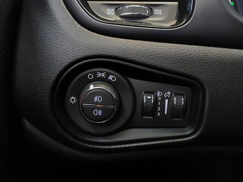 JEEP RENEGADE 1.8 16V FLEX SPORT 4P AUTOMÁTICO 2021/2021 BETIOLO NOVOS E SEMINOVOS LAJEADO / Carros no Vale
