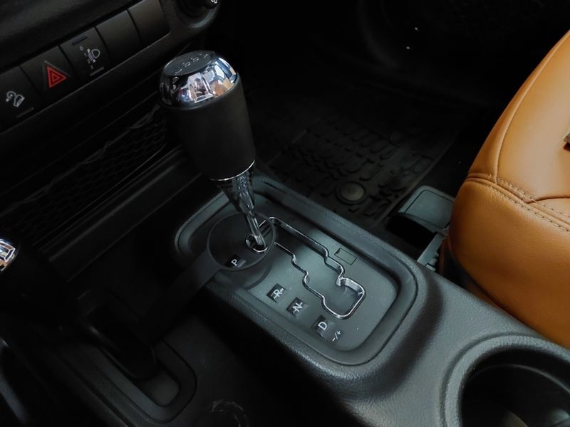 JEEP WRANGLER 3.6 SPORT 4X4 V6 12V GASOLINA 2P AUTOMÁTICO 2015/2015 BETIOLO NOVOS E SEMINOVOS LAJEADO / Carros no Vale