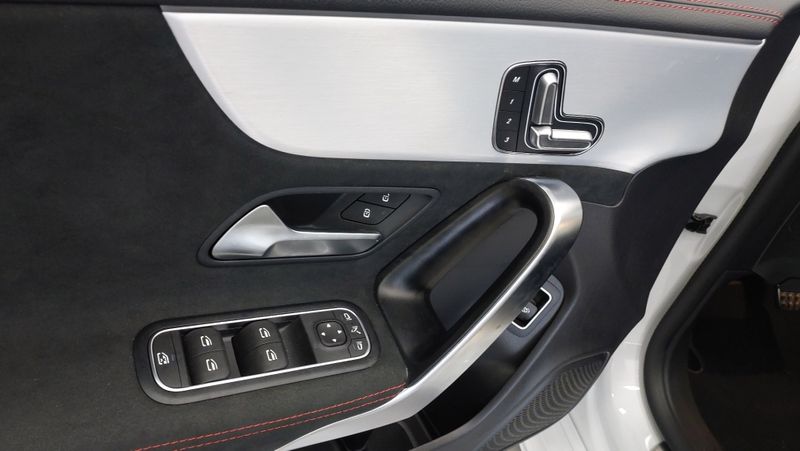 Mercedes-Benz CLA 200 1.3 MHEV 7G-DCT 2023/2024 BETIOLO NOVOS E SEMINOVOS LAJEADO / Carros no Vale