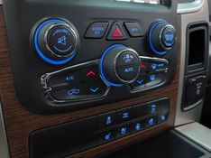 Ram CLASSIC 5.7 V8 GASOLINA LARAMIE NIGHT EDITION CD 4X4 AUTOMÁTICO 2023/2023 BETIOLO NOVOS E SEMINOVOS LAJEADO / Carros no Vale