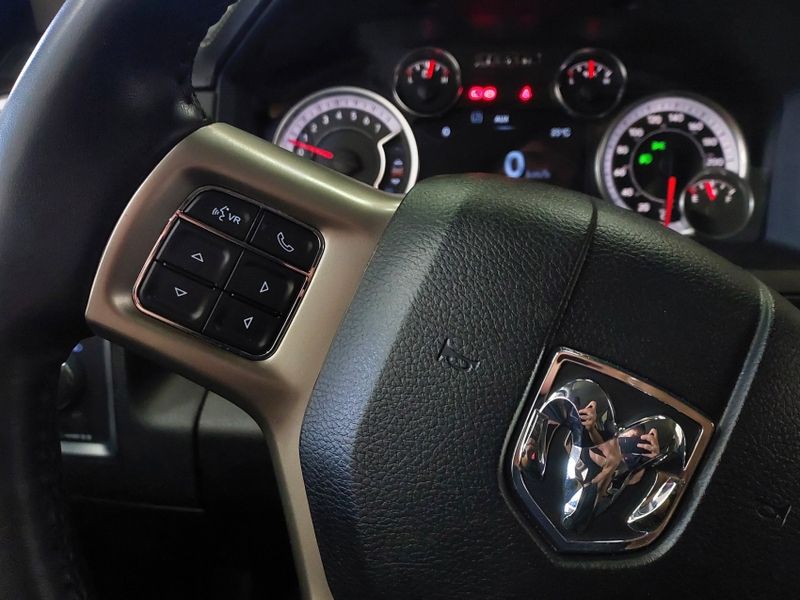Ram CLASSIC 5.7 V8 GASOLINA LARAMIE NIGHT EDITION CD 4X4 AUTOMÁTICO 2022/2022 BETIOLO NOVOS E SEMINOVOS LAJEADO / Carros no Vale Ram CLASSIC 5.7 V8 GASOLINA LARAMIE NIGHT EDITION CD 4X4 AUTOMÁTICO 2022/2022 BETIOLO NOVOS E SEMINOVOS LAJEADO / Carros no Vale