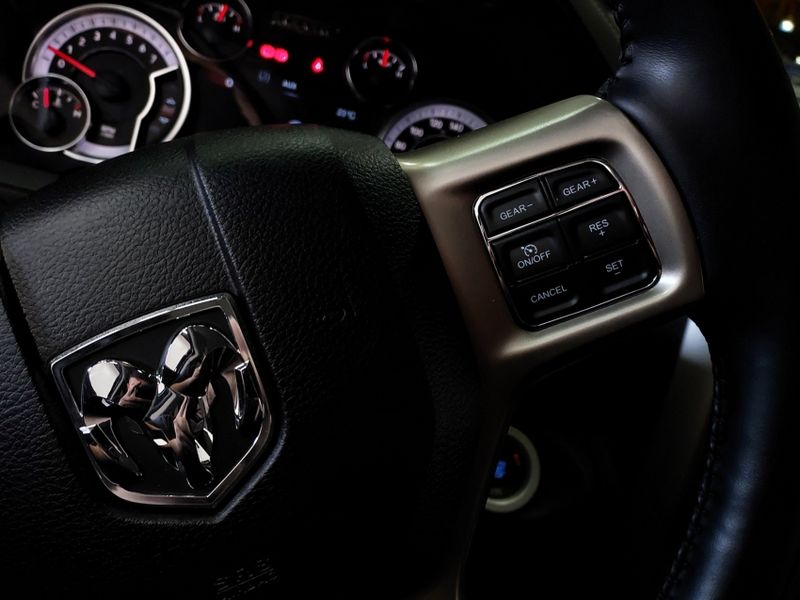 Ram CLASSIC 5.7 V8 GASOLINA LARAMIE NIGHT EDITION CD 4X4 AUTOMÁTICO 2022/2022 BETIOLO NOVOS E SEMINOVOS LAJEADO / Carros no Vale Ram CLASSIC 5.7 V8 GASOLINA LARAMIE NIGHT EDITION CD 4X4 AUTOMÁTICO 2022/2022 BETIOLO NOVOS E SEMINOVOS LAJEADO / Carros no Vale