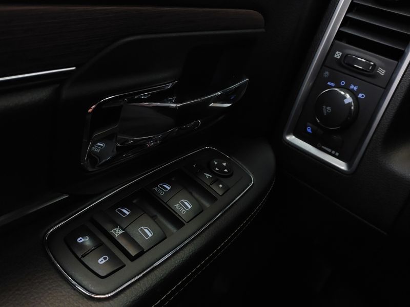 Ram CLASSIC 5.7 V8 GASOLINA LARAMIE NIGHT EDITION CD 4X4 AUTOMÁTICO 2022/2022 BETIOLO NOVOS E SEMINOVOS LAJEADO / Carros no Vale Ram CLASSIC 5.7 V8 GASOLINA LARAMIE NIGHT EDITION CD 4X4 AUTOMÁTICO 2022/2022 BETIOLO NOVOS E SEMINOVOS LAJEADO / Carros no Vale