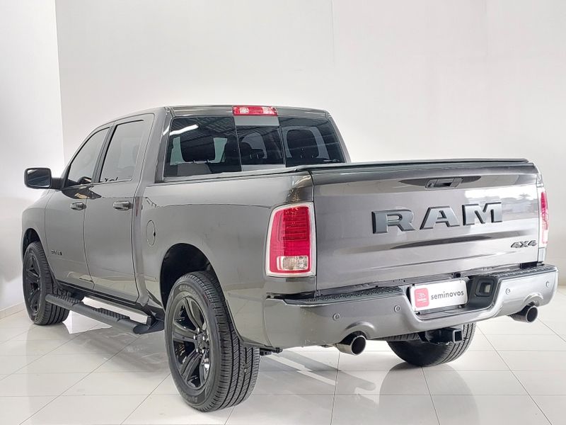 Ram CLASSIC 5.7 V8 GASOLINA LARAMIE NIGHT EDITION CD 4X4 AUTOMÁTICO 2023/2023 BETIOLO NOVOS E SEMINOVOS LAJEADO / Carros no Vale