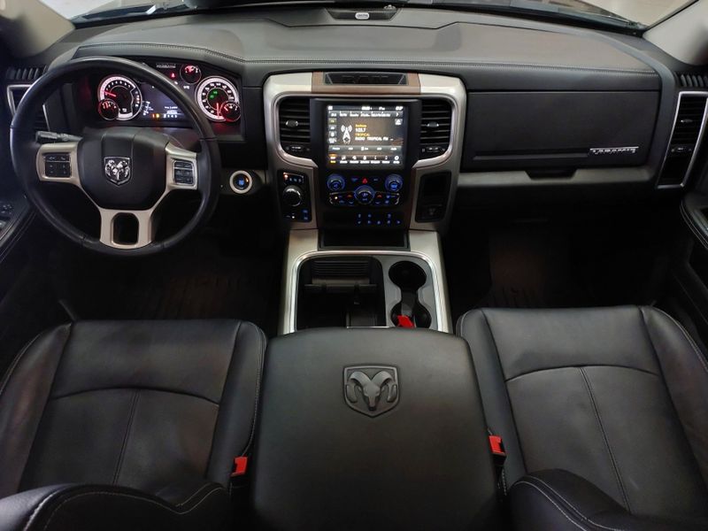 Ram CLASSIC 5.7 V8 GASOLINA LARAMIE NIGHT EDITION CD 4X4 AUTOMÁTICO 2023/2023 BETIOLO NOVOS E SEMINOVOS LAJEADO / Carros no Vale