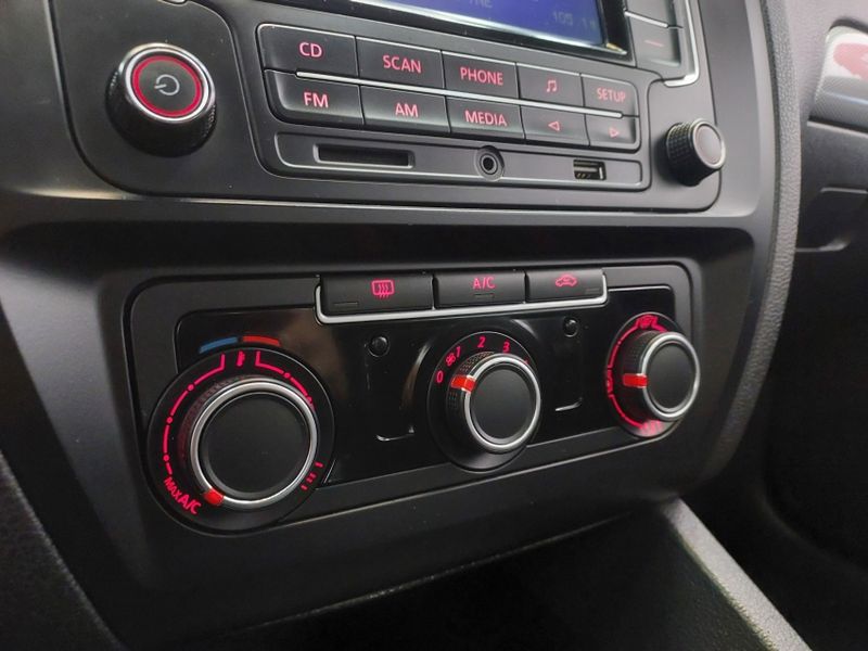 Volkswagen JETTA 2.0 TRENDLINE FLEX 4P TIPTRONIC 2015/2016 BETIOLO NOVOS E SEMINOVOS LAJEADO / Carros no Vale