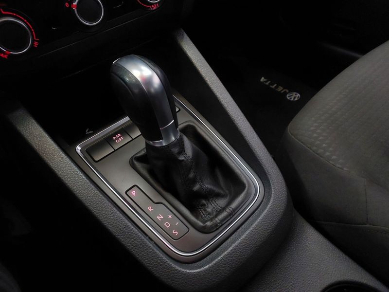 Volkswagen JETTA 2.0 TRENDLINE FLEX 4P TIPTRONIC 2015/2016 BETIOLO NOVOS E SEMINOVOS LAJEADO / Carros no Vale