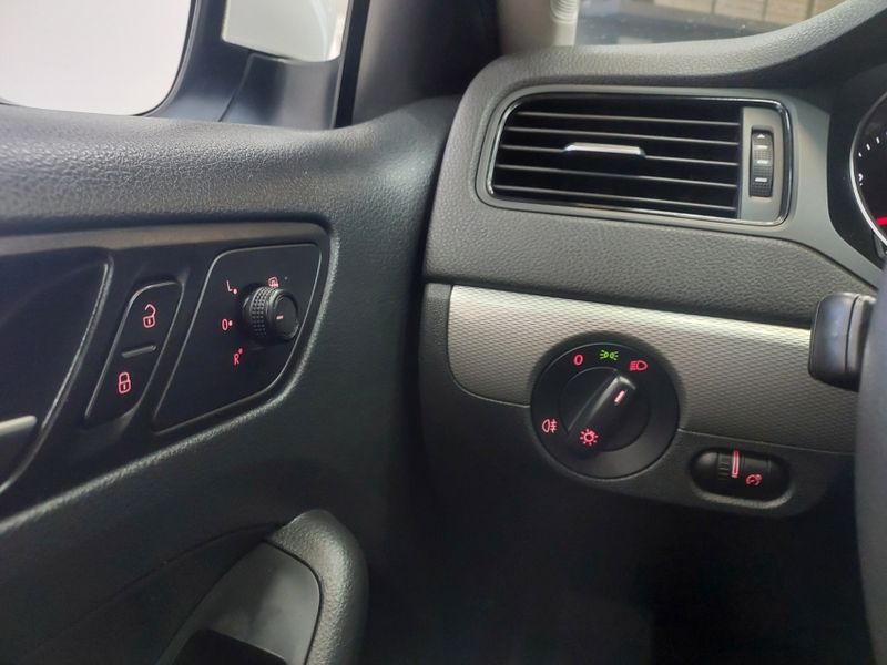 Volkswagen JETTA 2.0 TRENDLINE FLEX 4P TIPTRONIC 2015/2016 BETIOLO NOVOS E SEMINOVOS LAJEADO / Carros no Vale