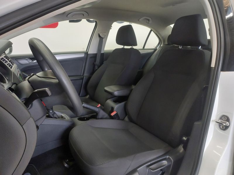 Volkswagen JETTA 2.0 TRENDLINE FLEX 4P TIPTRONIC 2015/2016 BETIOLO NOVOS E SEMINOVOS LAJEADO / Carros no Vale
