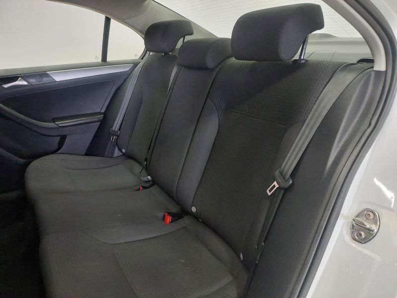 Volkswagen JETTA 2.0 TRENDLINE FLEX 4P TIPTRONIC 2015/2016 BETIOLO NOVOS E SEMINOVOS LAJEADO / Carros no Vale