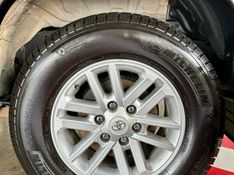 Toyota HILUX SW4 2.7 SR 4X2 16V FLEX 4P AUTOMÁTICO 2014/2015 CASTELLAN E TOMAZONI MOTORS CAXIAS DO SUL / Carros no Vale