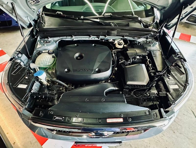 Volvo XC40 2.0 T4 GASOLINA MOMENTUM GEARTRONIC 2020/2020 CASTELLAN E TOMAZONI MOTORS CAXIAS DO SUL / Carros no Vale Volvo XC40 2.0 T4 GASOLINA MOMENTUM GEARTRONIC 2020/2020 CASTELLAN E TOMAZONI MOTORS CAXIAS DO SUL / Carros no Vale