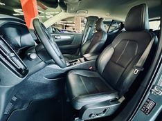 Volvo XC40 2.0 T4 GASOLINA MOMENTUM GEARTRONIC 2020/2020 CASTELLAN E TOMAZONI MOTORS CAXIAS DO SUL / Carros no Vale