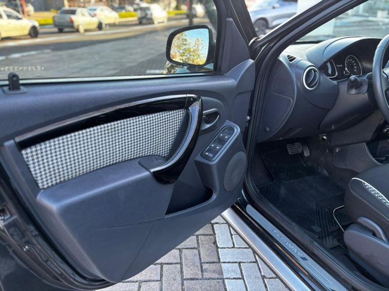 Renault SANDERO 1.6 STEPWAY TWEED 16V FLEX 4P AUTOMÁTICO 2014/2014 DRSUL SEMINOVOS CAXIAS DO SUL – LAJEADO – SANTA CRUZ DO SUL / Carros no Vale