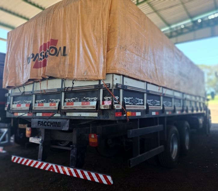 Ford Cargo 1722 E T 3-Eixos 2002/2002 CAMINHÕES & CAMIONETAS PASSO FUNDO / Carros no Vale Ford Cargo 1722 E T 3-Eixos 2002/2002 CAMINHÕES & CAMIONETAS PASSO FUNDO / Carros no Vale