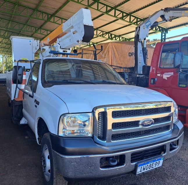 Ford F 4000 F-4000 4×4 2p Cesto Aéreo 2015/2015 CAMINHÕES & CAMIONETAS PASSO FUNDO / Carros no Vale