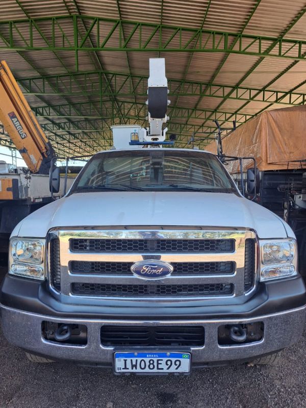 Ford F 4000 F-4000 4×4 2p Cesto Aéreo 2015/2015 CAMINHÕES & CAMIONETAS PASSO FUNDO / Carros no Vale