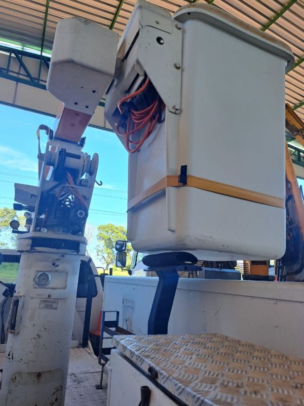 Ford F 4000 F-4000 4×4 2p Cesto Aéreo 2015/2015 CAMINHÕES & CAMIONETAS PASSO FUNDO / Carros no Vale