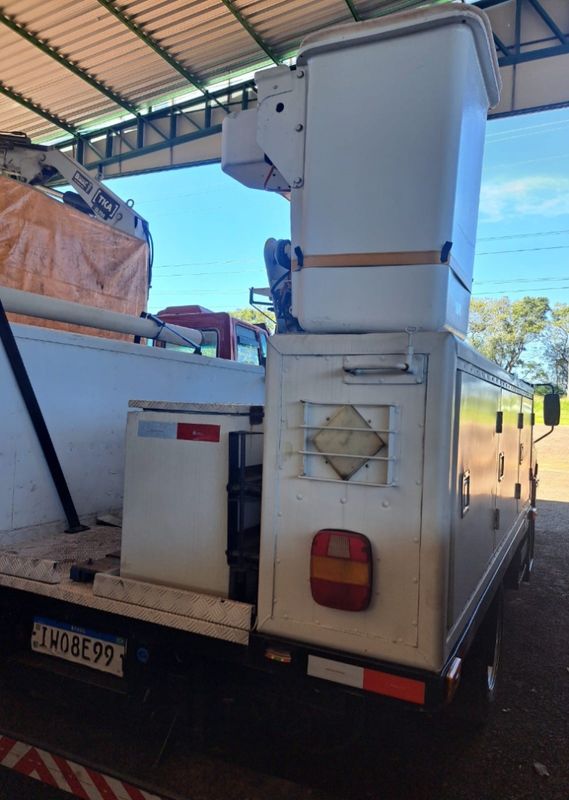 Ford F 4000 F-4000 4×4 2p Cesto Aéreo 2015/2015 CAMINHÕES & CAMIONETAS PASSO FUNDO / Carros no Vale